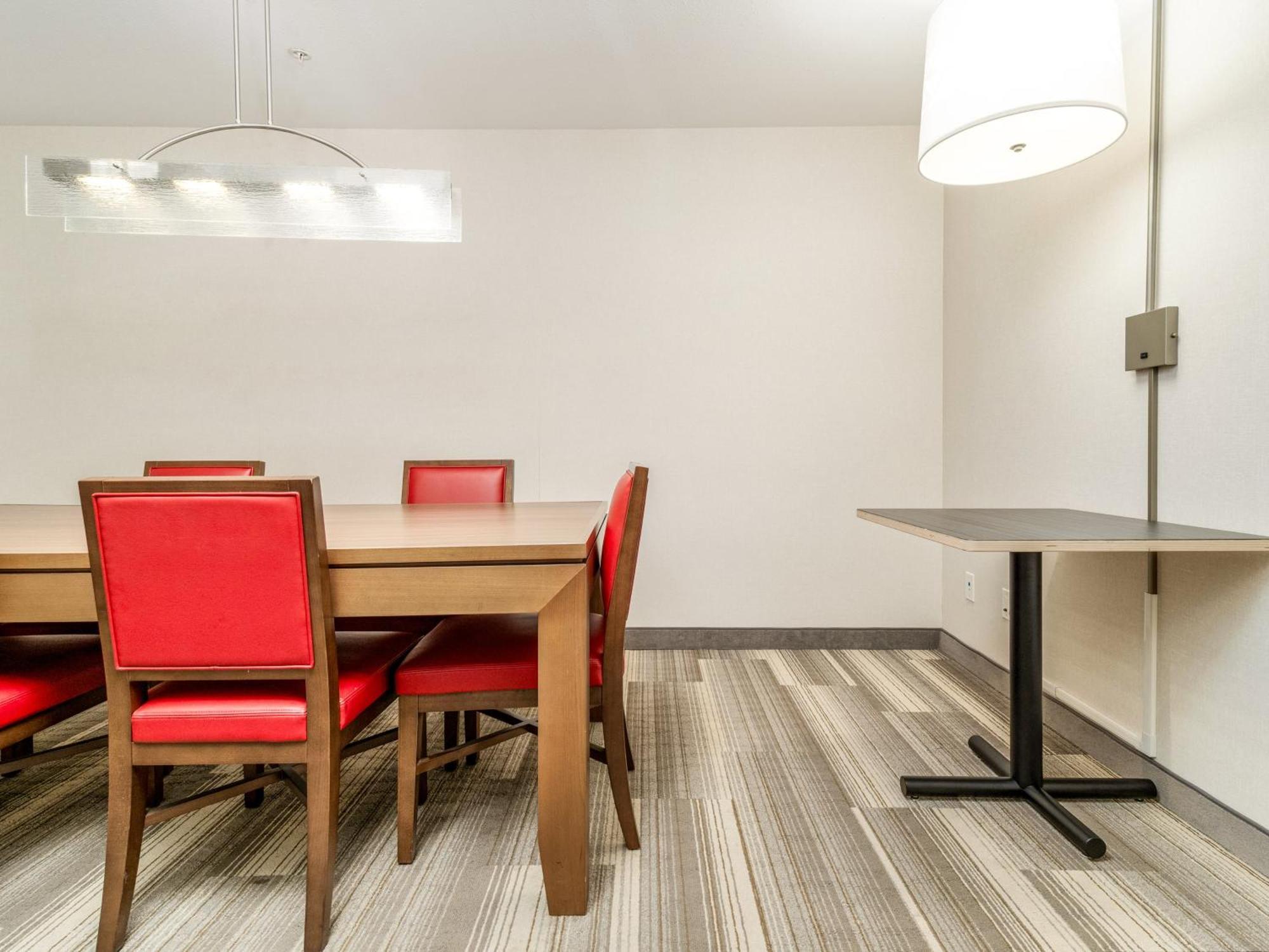 Holiday Inn Express & Suites Medicine Hat By Ihg Exterior foto