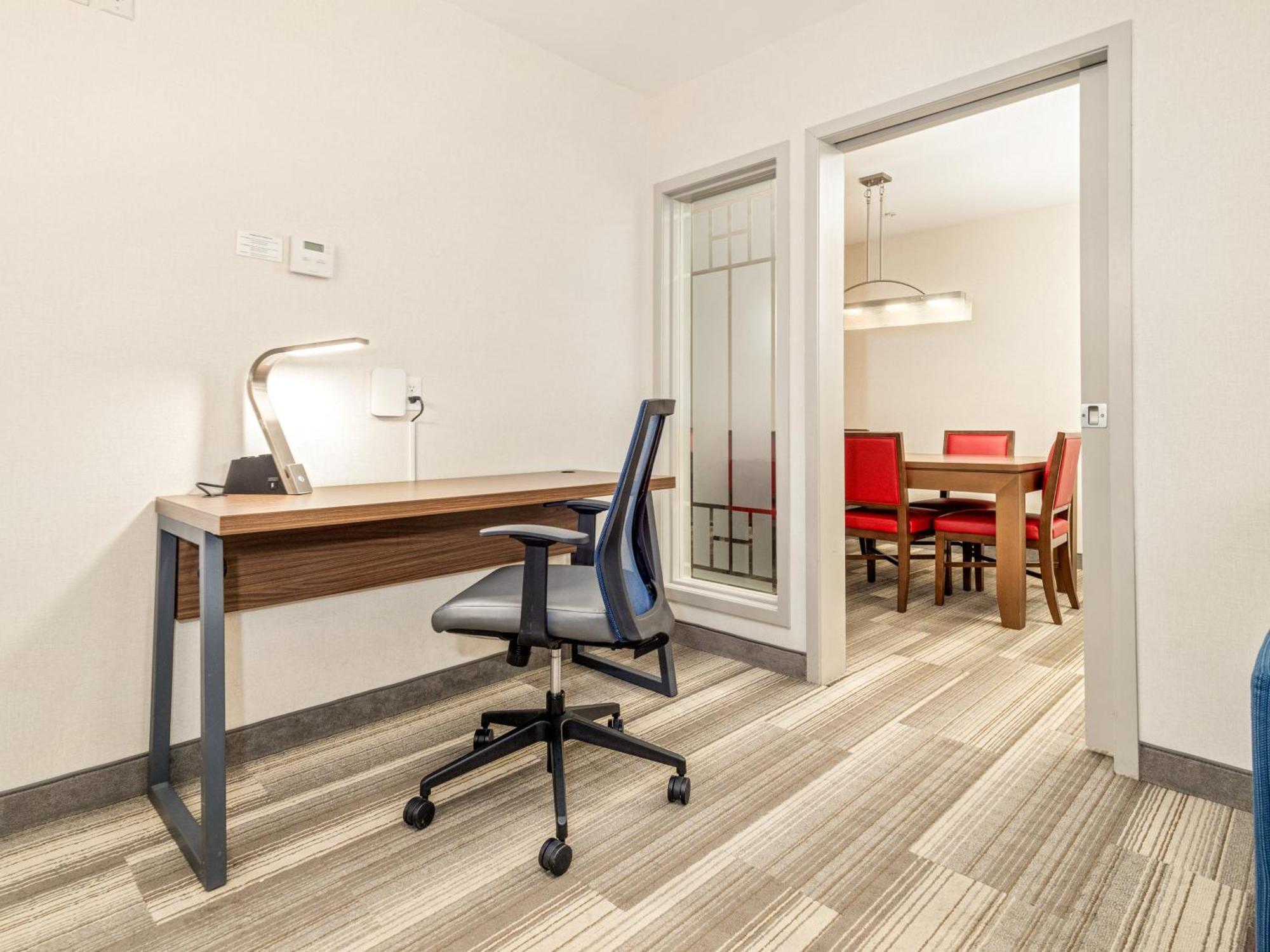 Holiday Inn Express & Suites Medicine Hat By Ihg Exterior foto