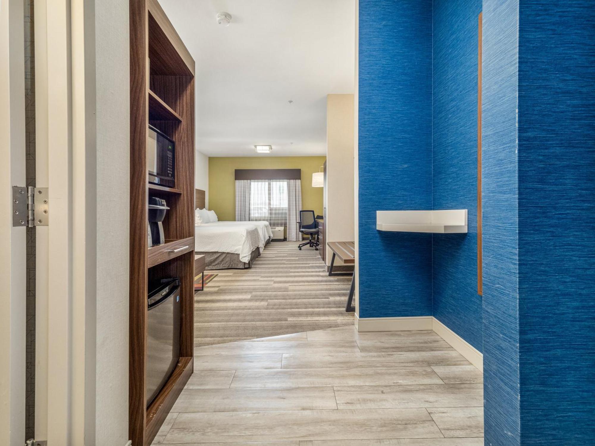 Holiday Inn Express & Suites Medicine Hat By Ihg Exterior foto